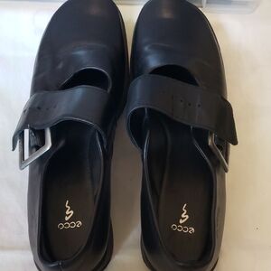 Ecco Women Shoes. Size 9 color black With chunky strap.
